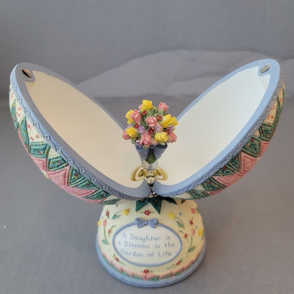 Daughter's Bouquet You are my Sunshine Patchwork of Love Musical Egg Collection - Picture 3 of 6